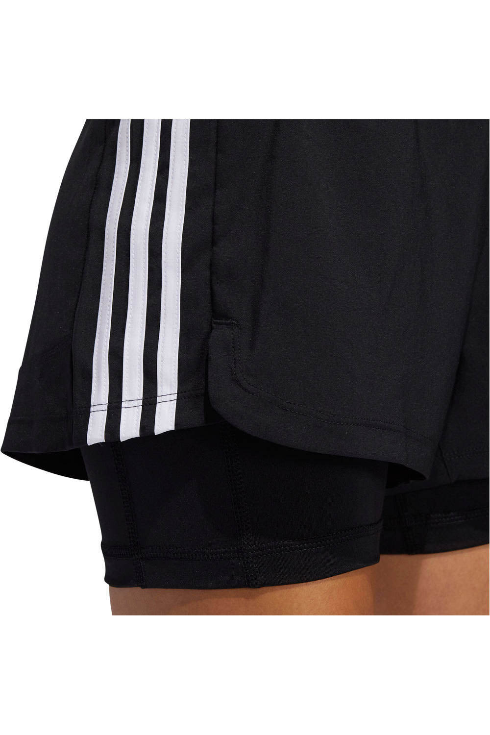 adidas pantalones y mallas cortas fitness mujer Pacer Woven Two-in-One 3 bandas 03