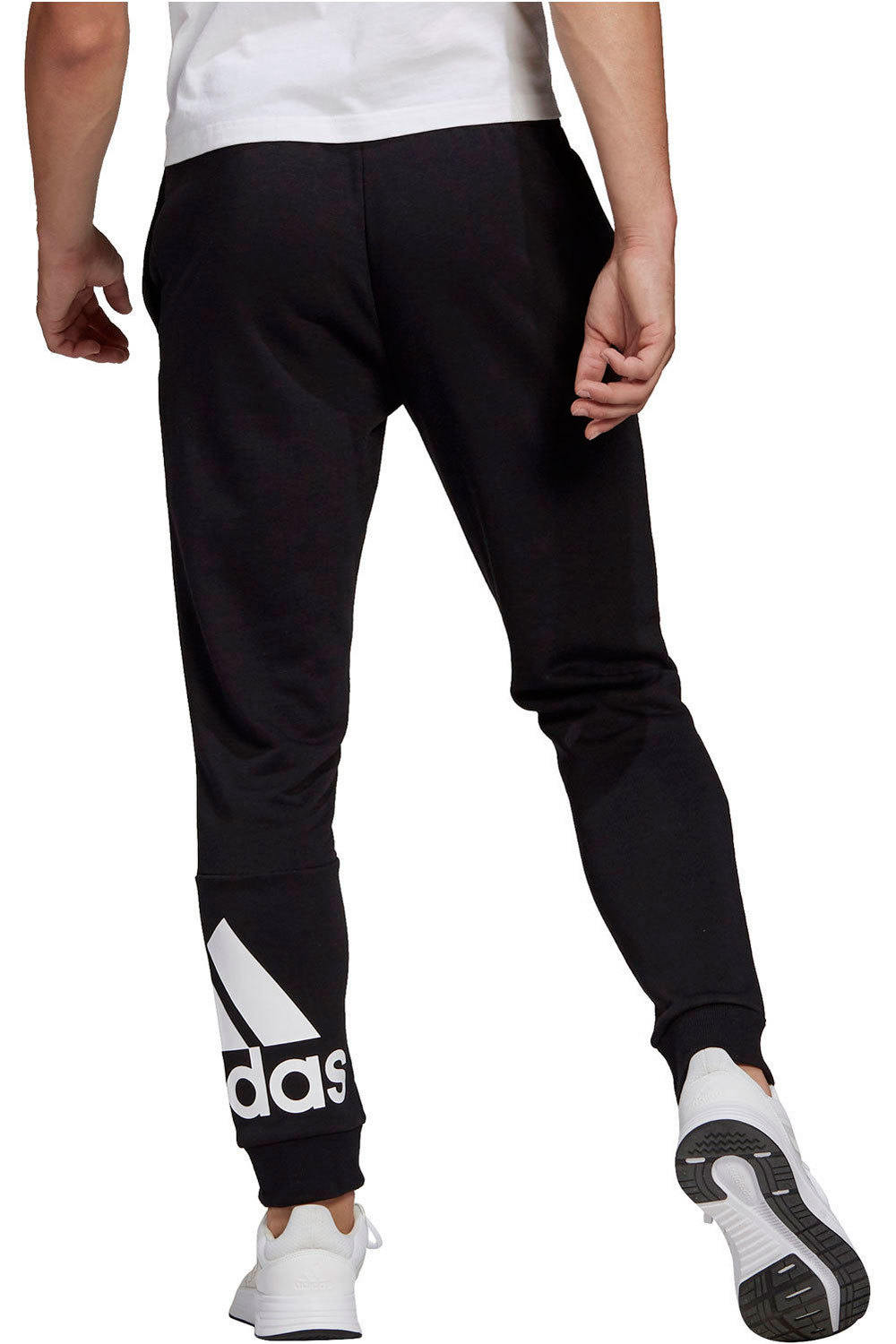 adidas pantalón hombre Essentials French Terry Tapered Cuff Logo vista trasera