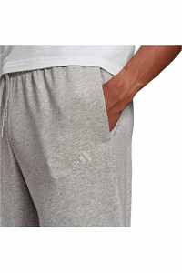 adidas pantalón hombre Essentials French Terry Tapered Cuff Logo vista detalle