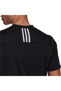 adidas camiseta fitness hombre Primeblue Designed To Move Sport 3 bandas vista detalle