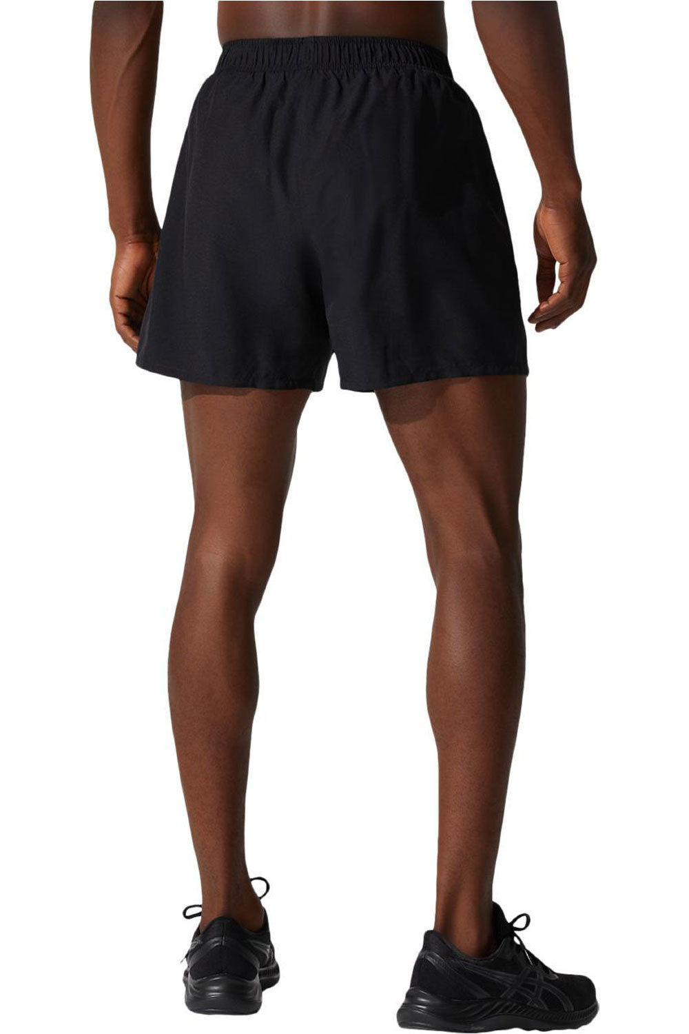 Asics pantaloneta técnica hombre CORE 5IN SHORT vista trasera