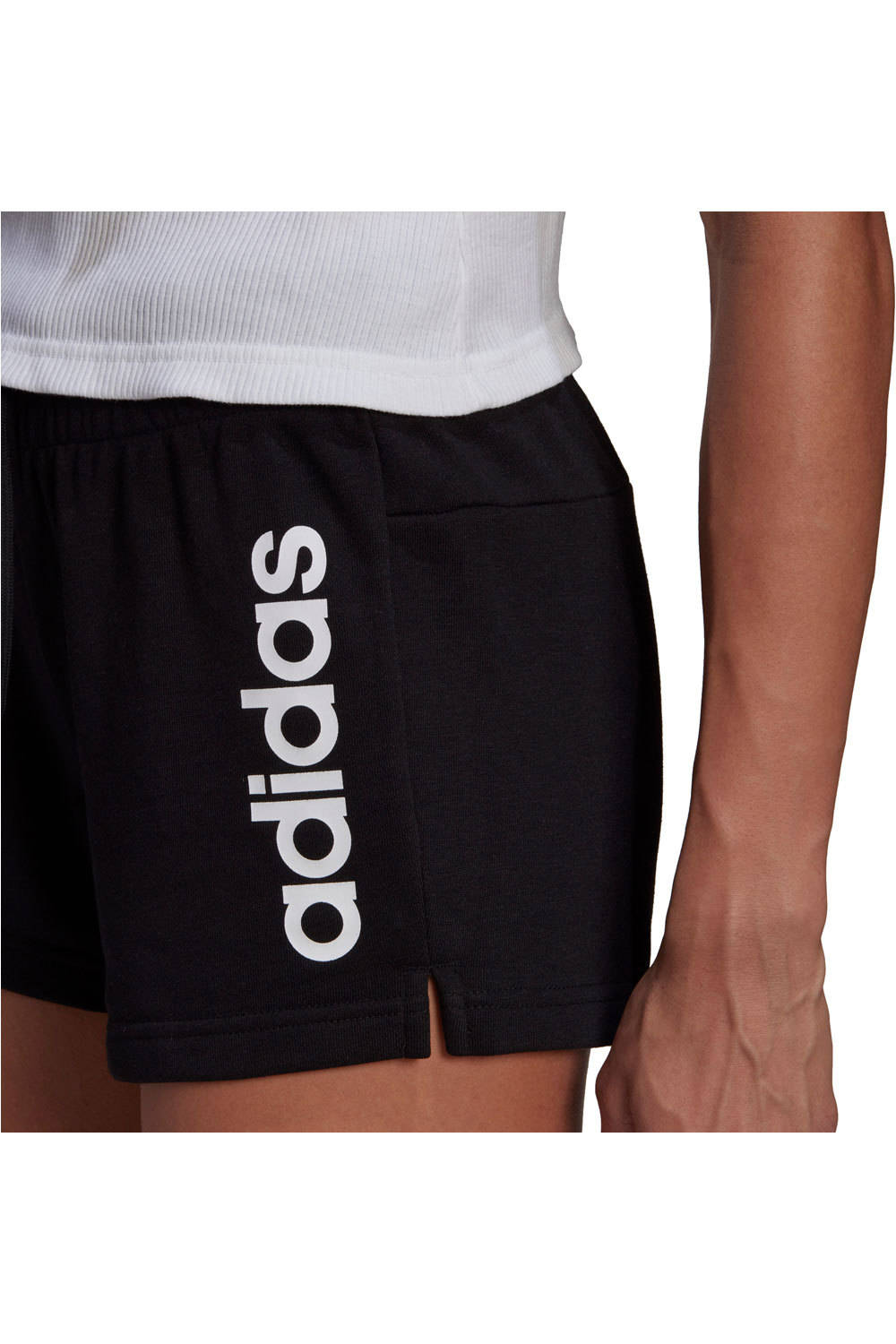 adidas pantalón corto deporte mujer Essentials Slim Logo vista detalle