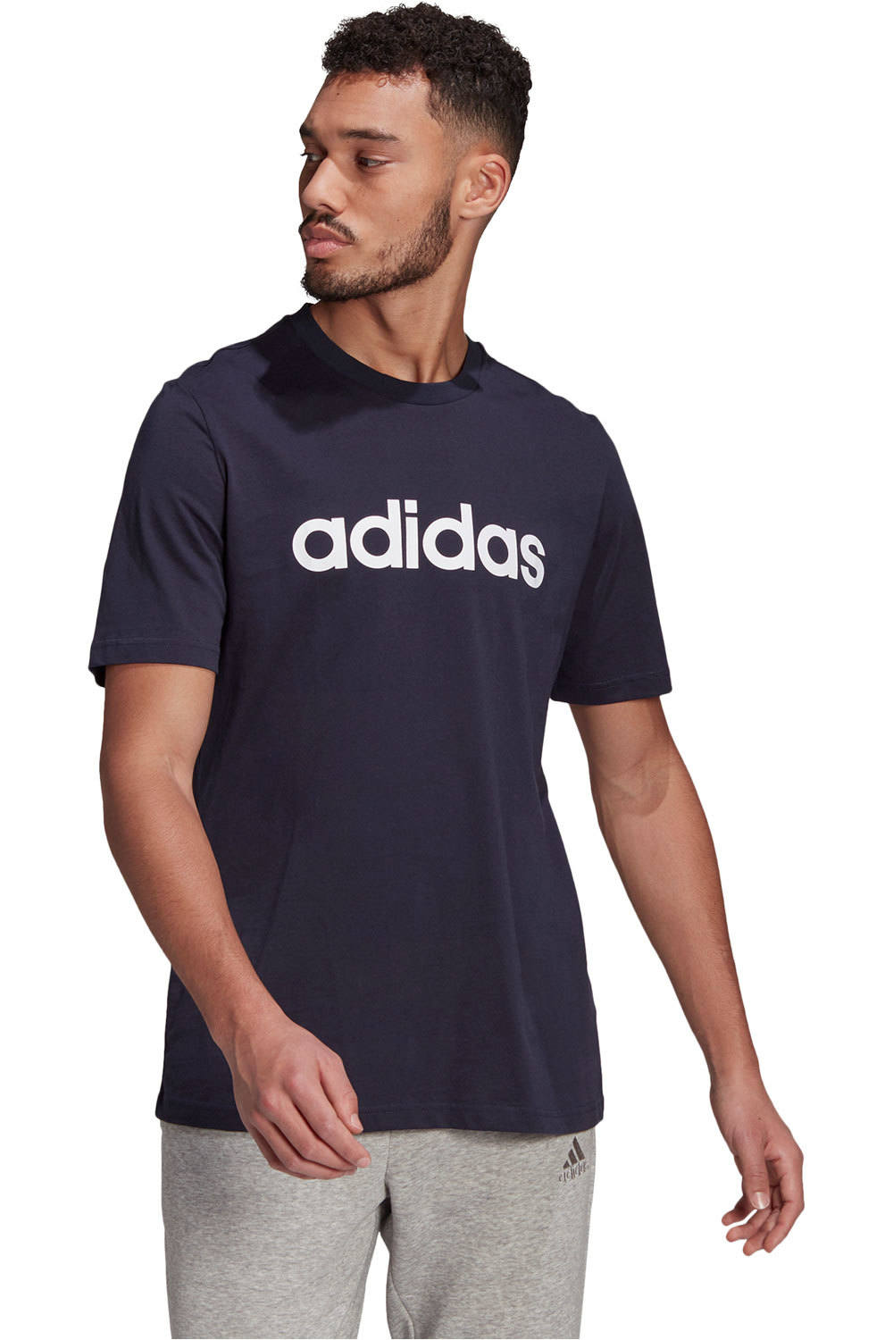 adidas camiseta manga corta hombre Essentials Embroidered Linear Logo vista frontal