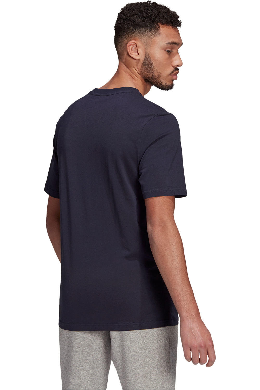 adidas camiseta manga corta hombre Essentials Embroidered Linear Logo vista trasera
