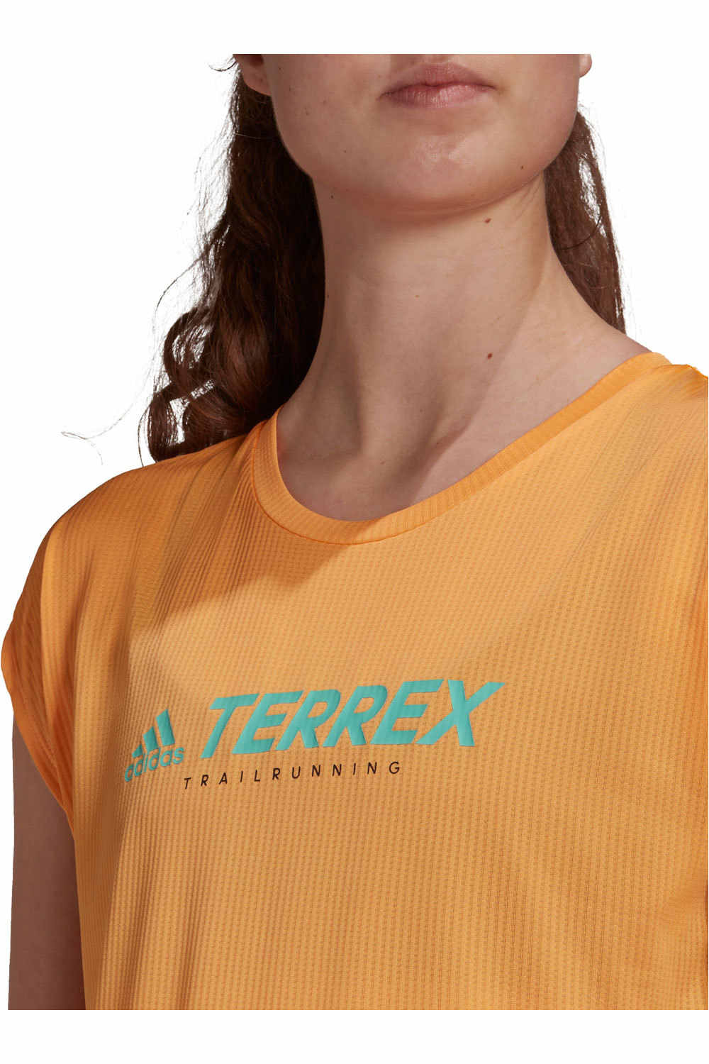 adidas camiseta entrenamiento manga corta mujer W TRAIL LOGO T vista detalle