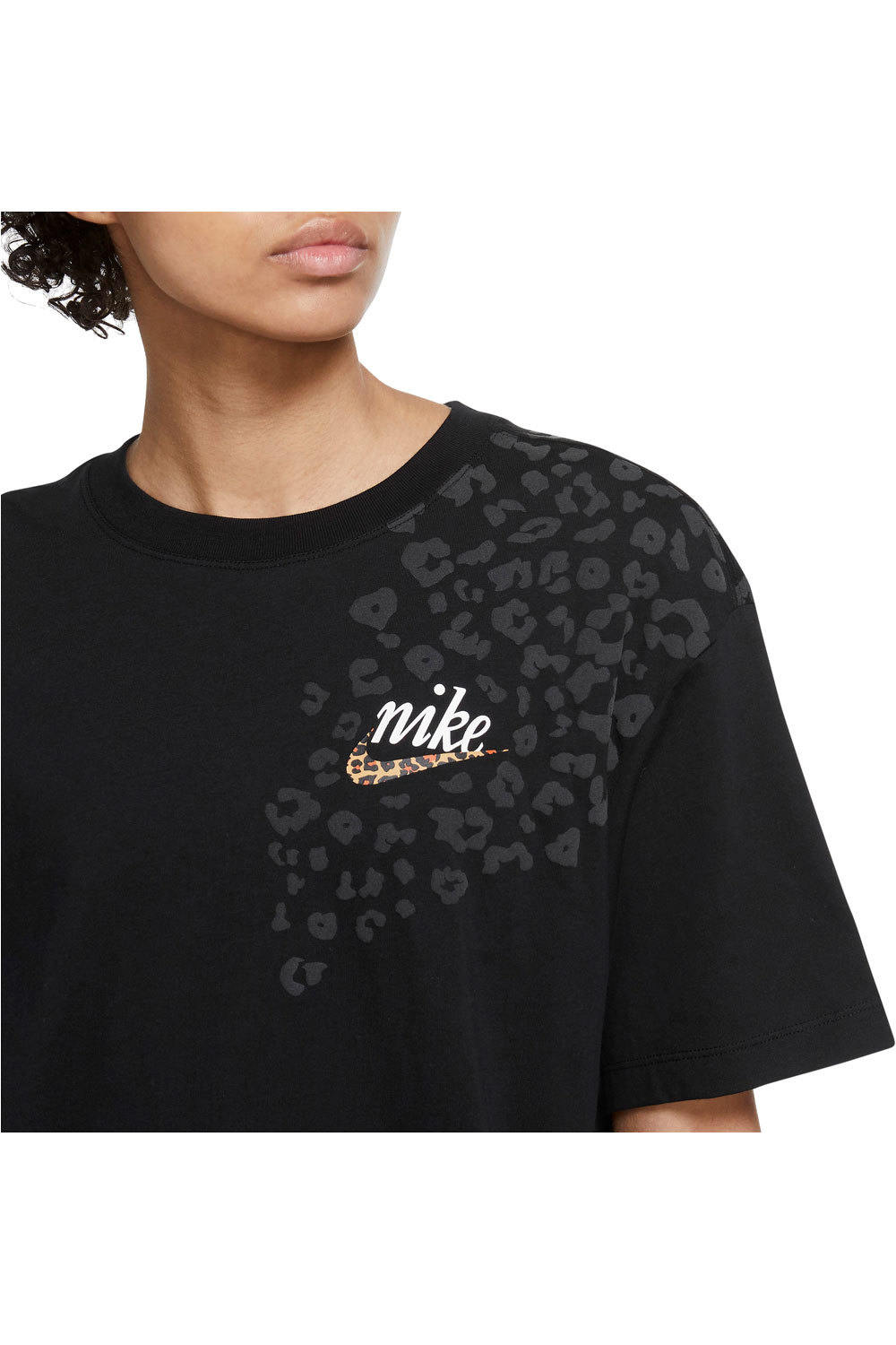 Nike camiseta manga corta mujer W NSW TEE BF PATCH vista detalle