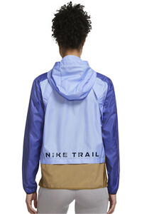 Nike CHAQUETA TRAIL RUNNING MUJER W NK SF TRAIL JKT vista trasera