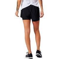 New Balance pantalones y mallas cortas fitness mujer Relentless 2 In 1 Short 03