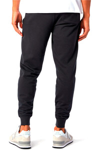 New Balance pantalón hombre ESSENTIALS STACKED LOGO vista trasera