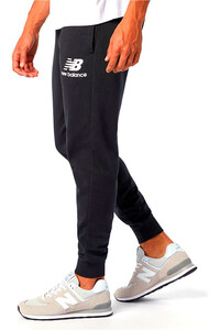 New Balance pantalón hombre ESSENTIALS STACKED LOGO vista detalle