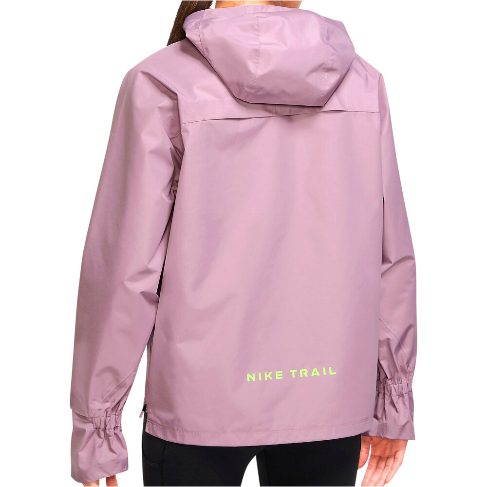 Nike CHAQUETA RUNNING MUJER W NK TRAIL JKT GORE-TEX vista trasera