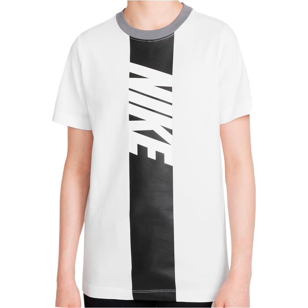 Nike camiseta manga corta niño B NSW TEE AMPLIFY SP22 vista frontal