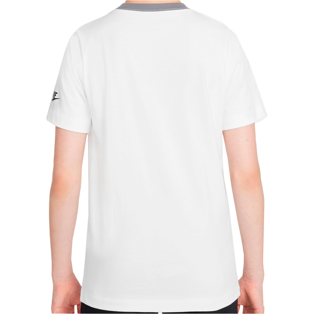 Nike camiseta manga corta niño B NSW TEE AMPLIFY SP22 vista trasera