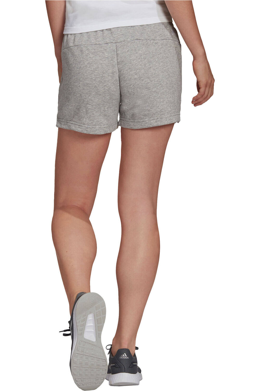 adidas pantalón corto deporte mujer Essentials Slim Logo vista trasera