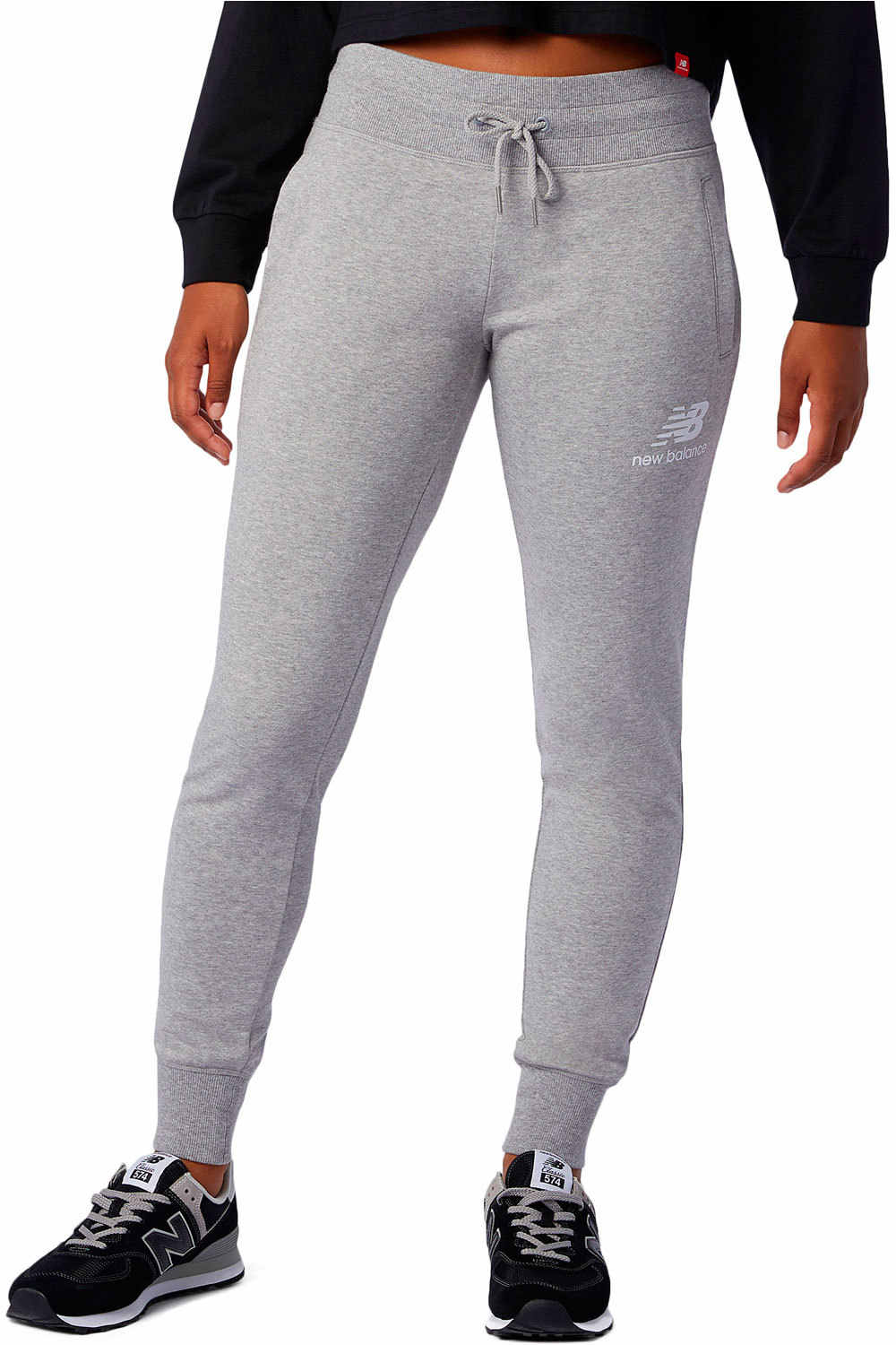 New Balance pantalón mujer NB ESSENTIALS STACKED LOGO SWEATPANT vista frontal