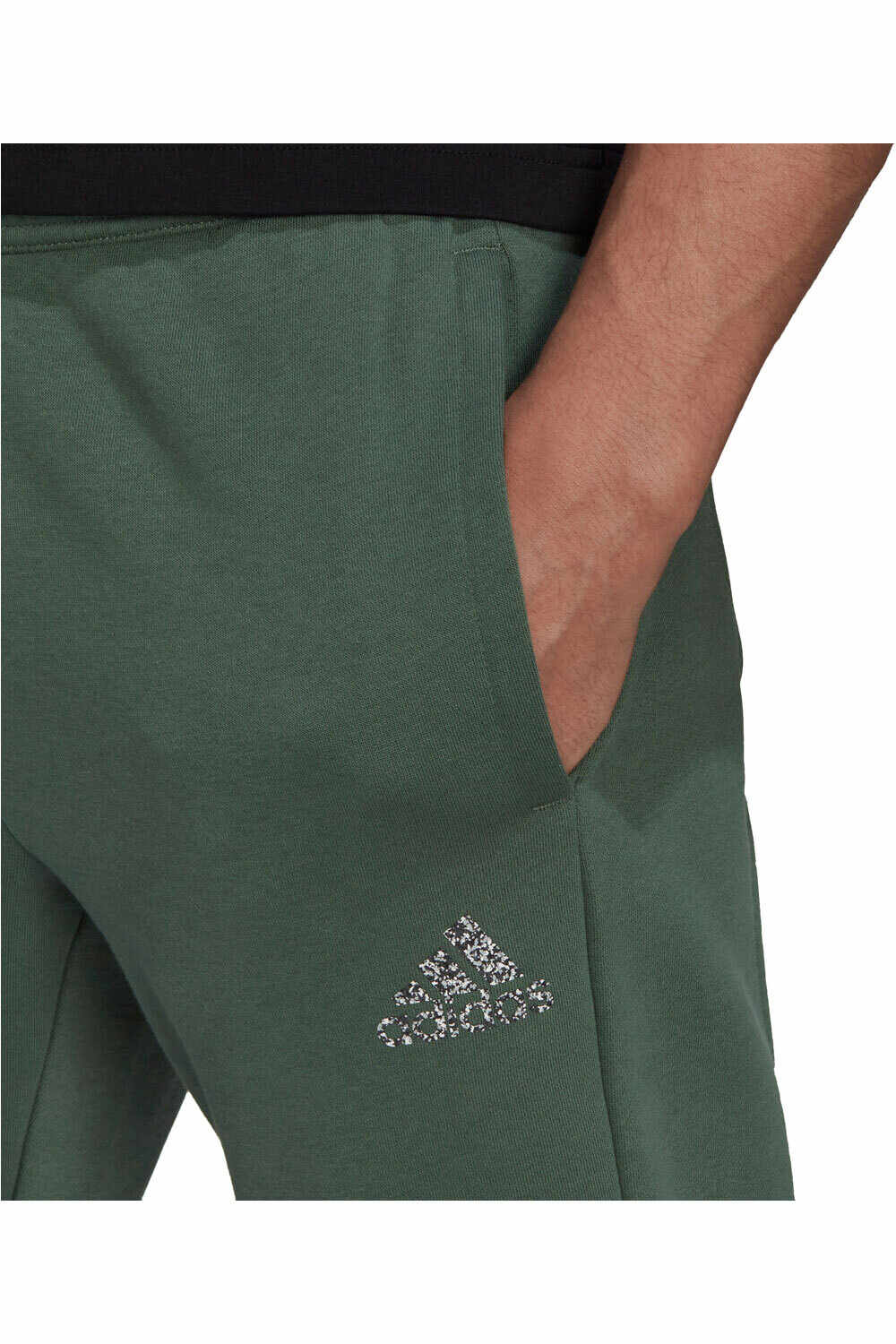 adidas pantalón hombre Stadium Fleece Badge of Sport Cuffed vista detalle