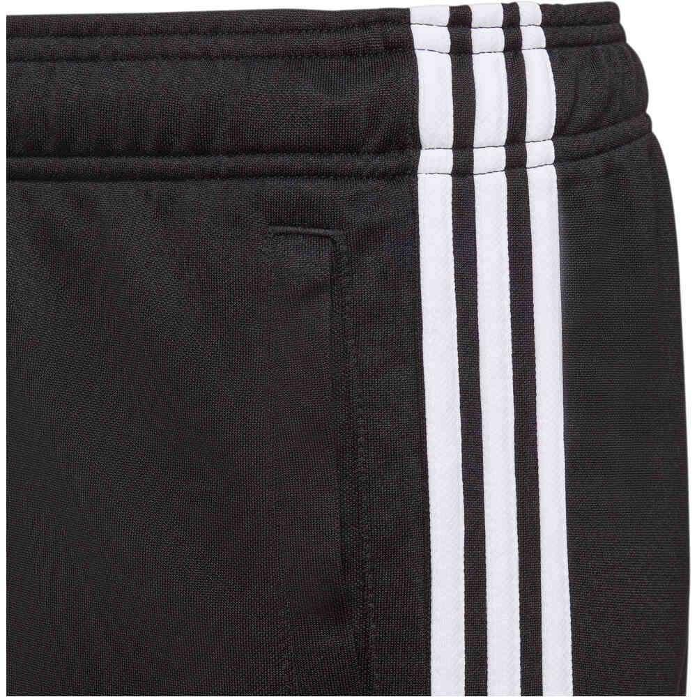 adidas bermuda niño Designed to Move 3 bandas vista trasera