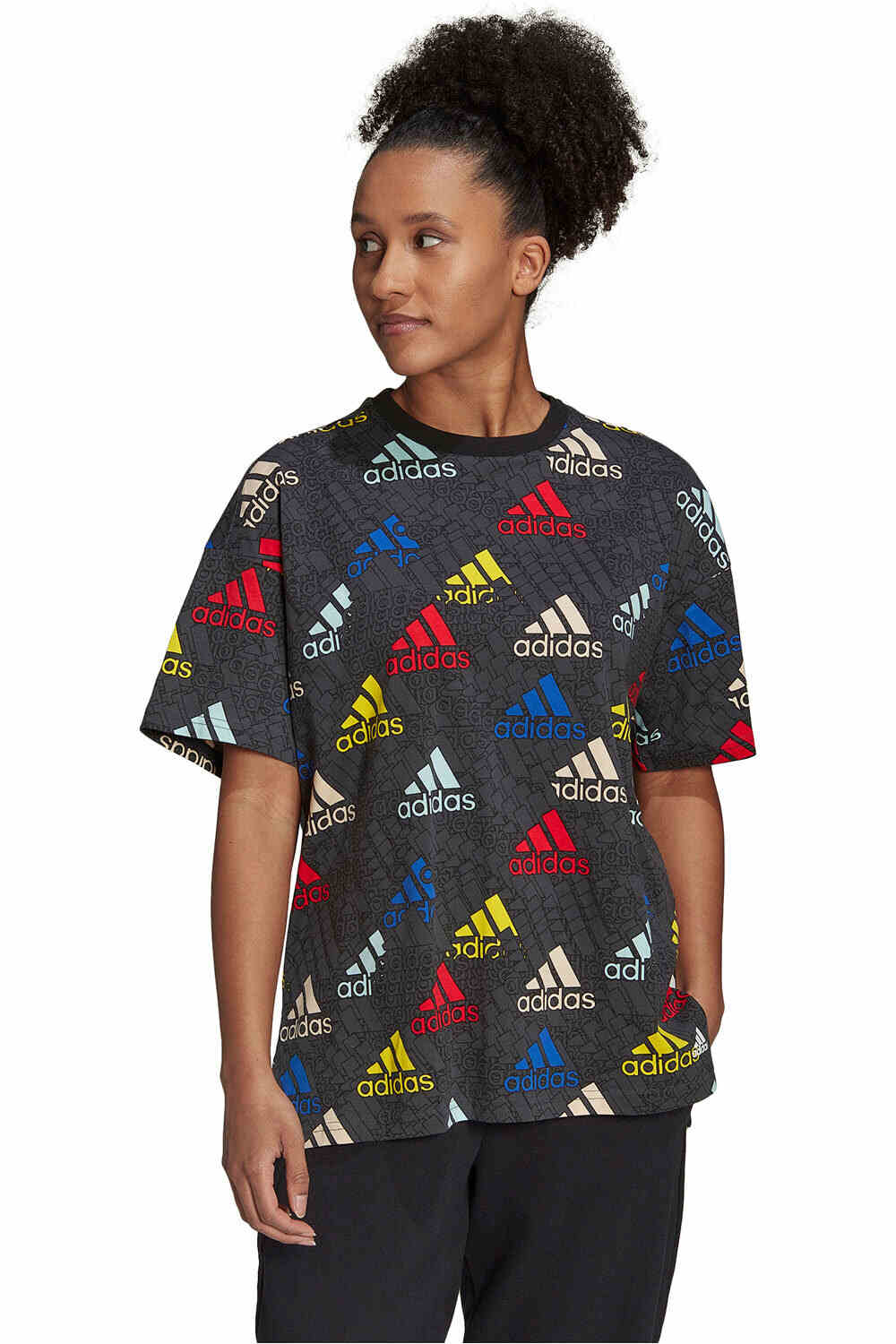 adidas essentials multi-colored logo boyfriend camiseta manga corta mujer