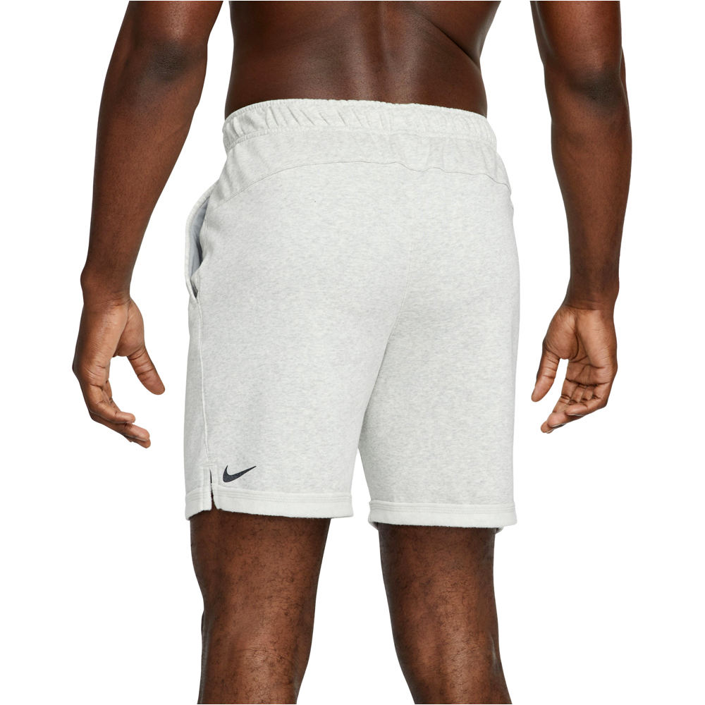 Nike pantalón corto fitness hombre TF SHORT CORE vista trasera