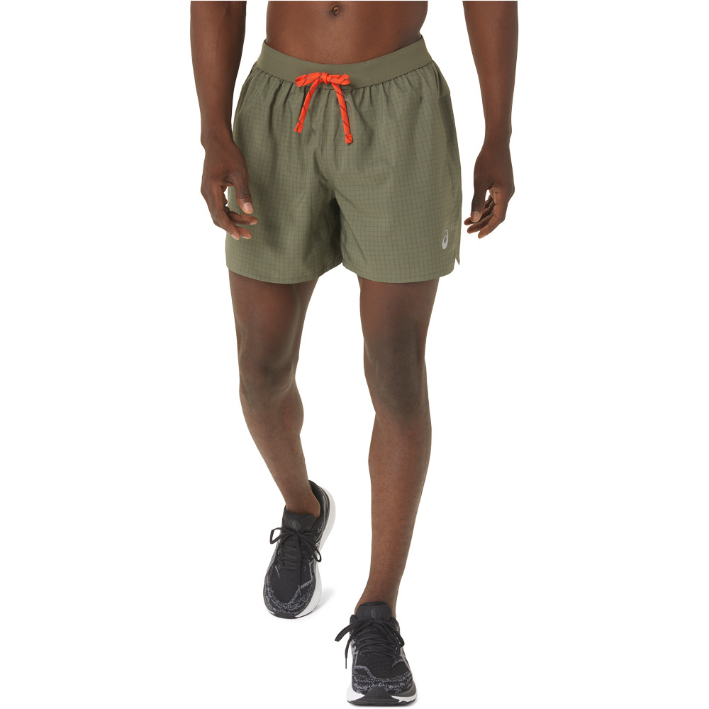 Asics pantalón running hombre FUJITRAIL LOGO SHORT vista frontal