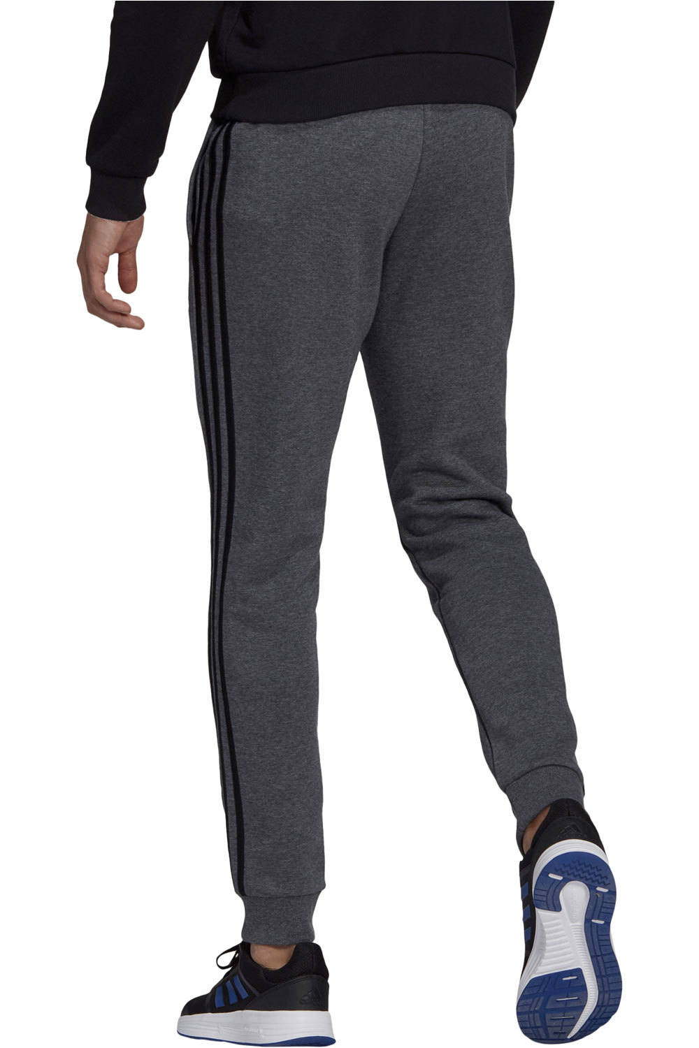 adidas pantalón hombre Essentials Fleece Tapered Cuff 3 bandas vista trasera