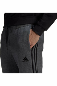 adidas pantalón hombre Essentials Fleece Tapered Cuff 3 bandas vista detalle