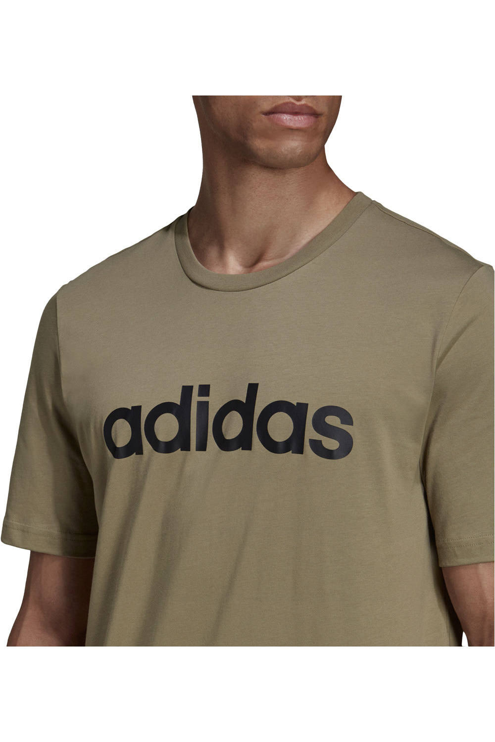 adidas camiseta manga corta hombre Essentials Embroidered Linear Logo vista detalle