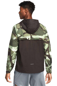 Nike CHAQUETA RUNNING HOMBRE RPL WINDRUNNER CAMO vista trasera