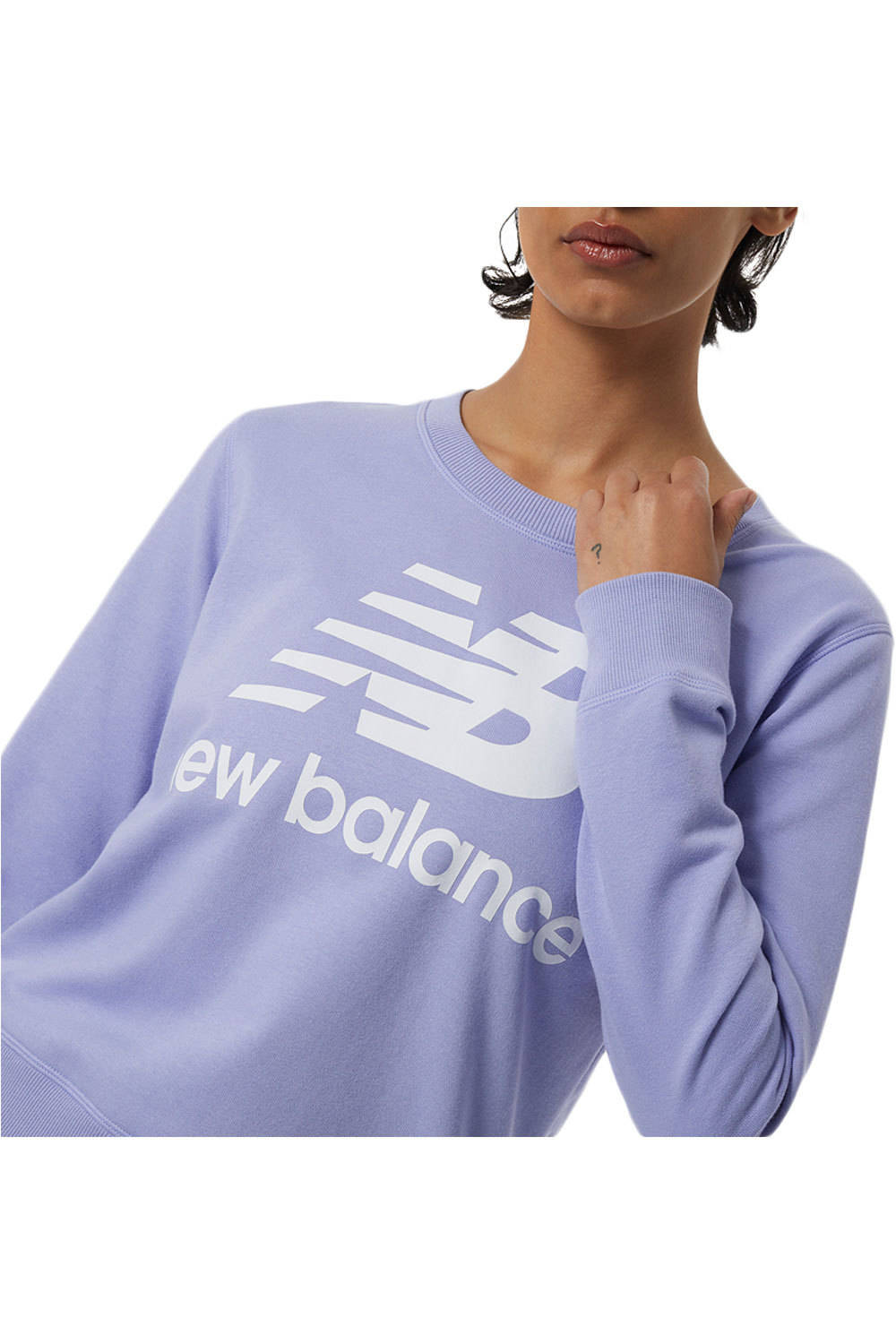 New Balance sudadera mujer NB Essentials Crew Fleece vista detalle