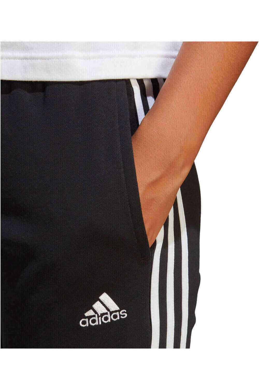 adidas pantalón mujer Essentials 3 bandas French Terry Cuffed vista trasera