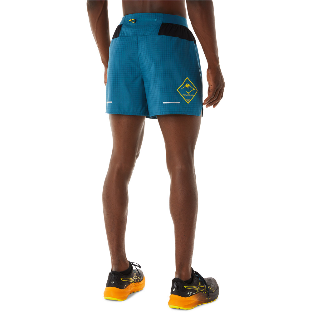 Asics pantalón running hombre FUJITRAIL LOGO SHORT vista trasera