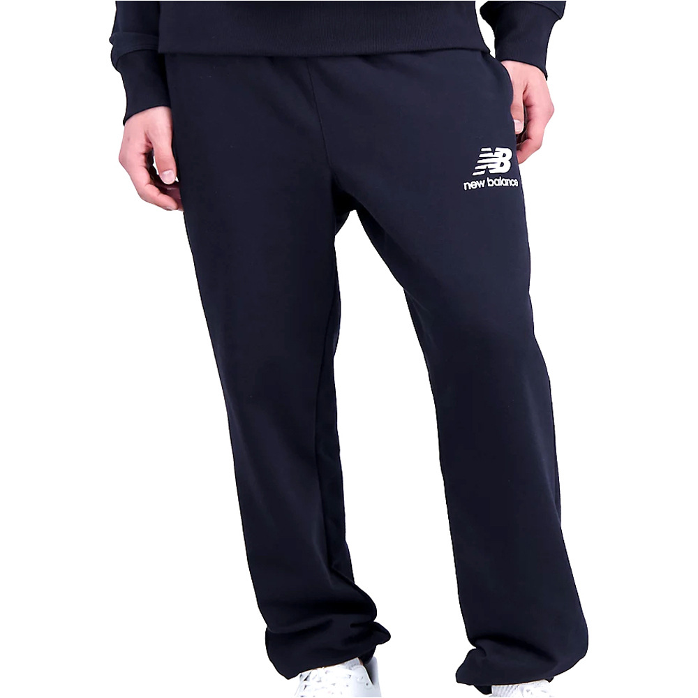 New Balance pantalón hombre Essentials Stacked Logo FT Pant vista frontal