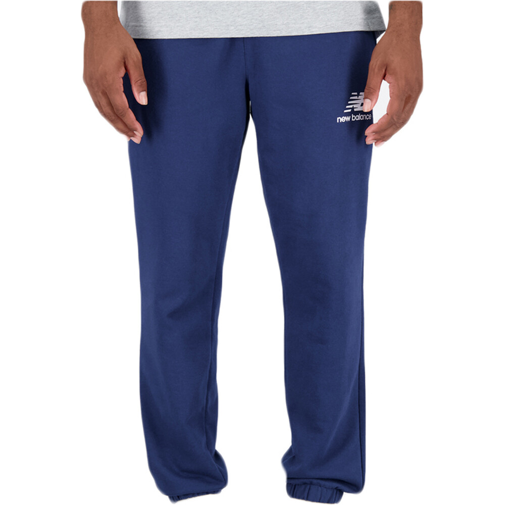 New Balance pantalón hombre Essentials Stacked Logo FT Pant vista frontal
