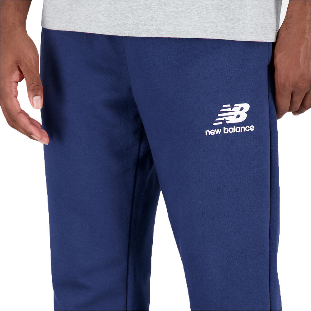 New Balance pantalón hombre Essentials Stacked Logo FT Pant 03