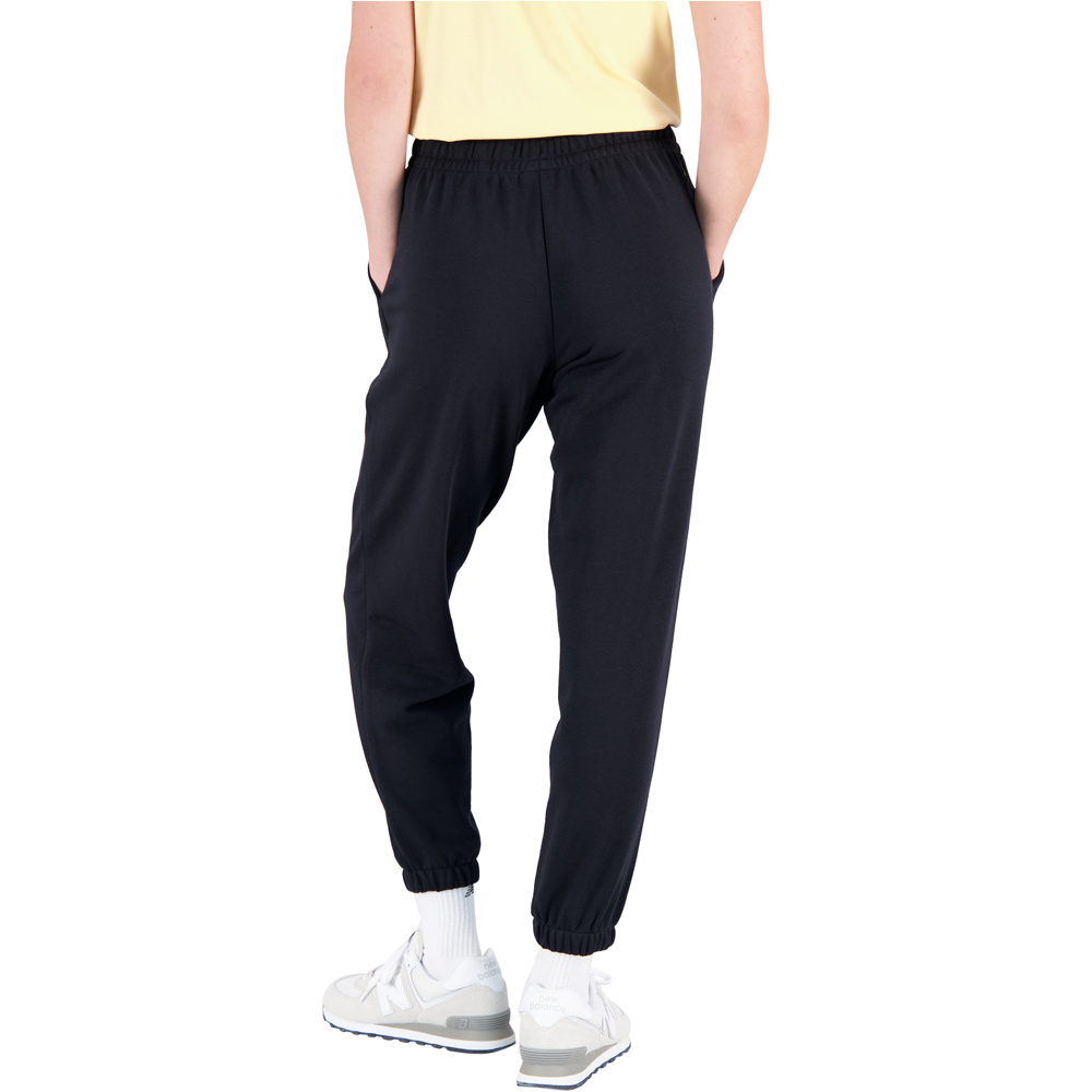 New Balance pantalón mujer Essentials Reimagined  Brushed Back Fleece Pant vista trasera