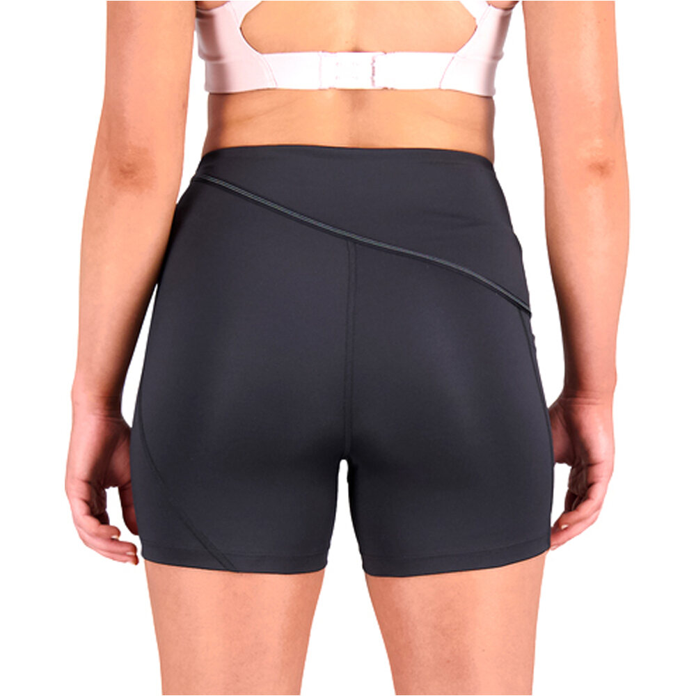 New Balance malla corta running mujer Q Speed Shape Shield 4 Inch Fitted Short vista trasera