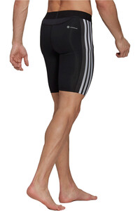 adidas malla corta running hombre Techfit Training 3 bandas vista trasera