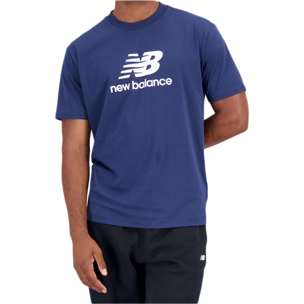 New Balance camiseta manga corta hombre Essentials Stacked Logo vista frontal