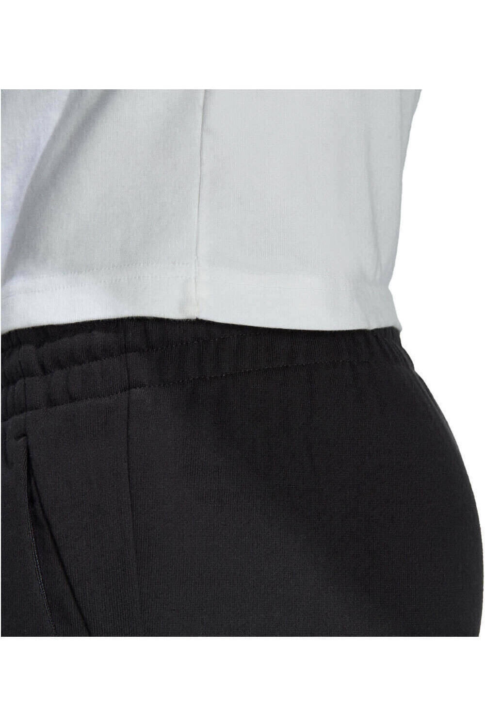 adidas pantalón hombre Essentials French Terry Tapered Cuff Logo vista trasera