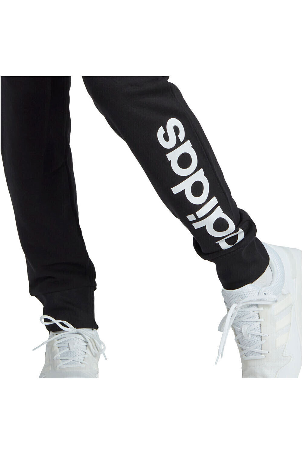 adidas pantalón hombre Essentials French Terry Tapered Cuff Logo vista detalle