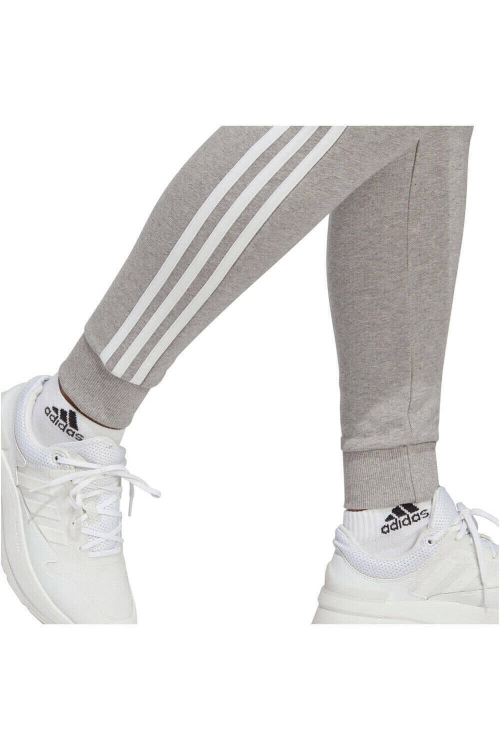 adidas pantalón mujer Essentials 3 bandas French Terry Cuffed vista detalle