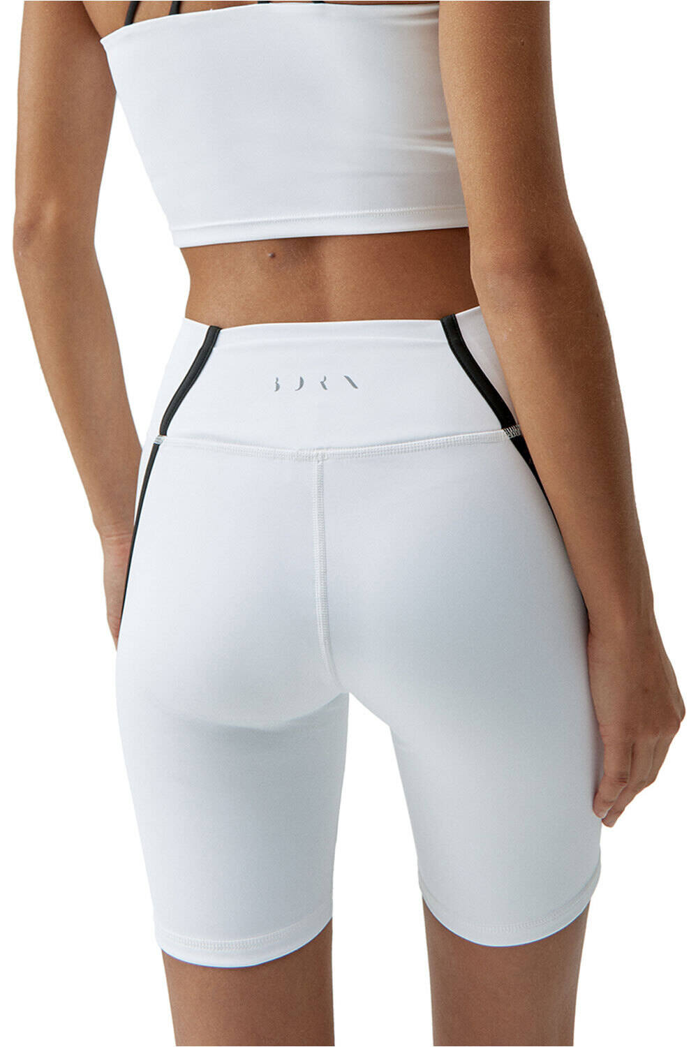 Born Living Yoga pantalones yoga Short Daira vista trasera