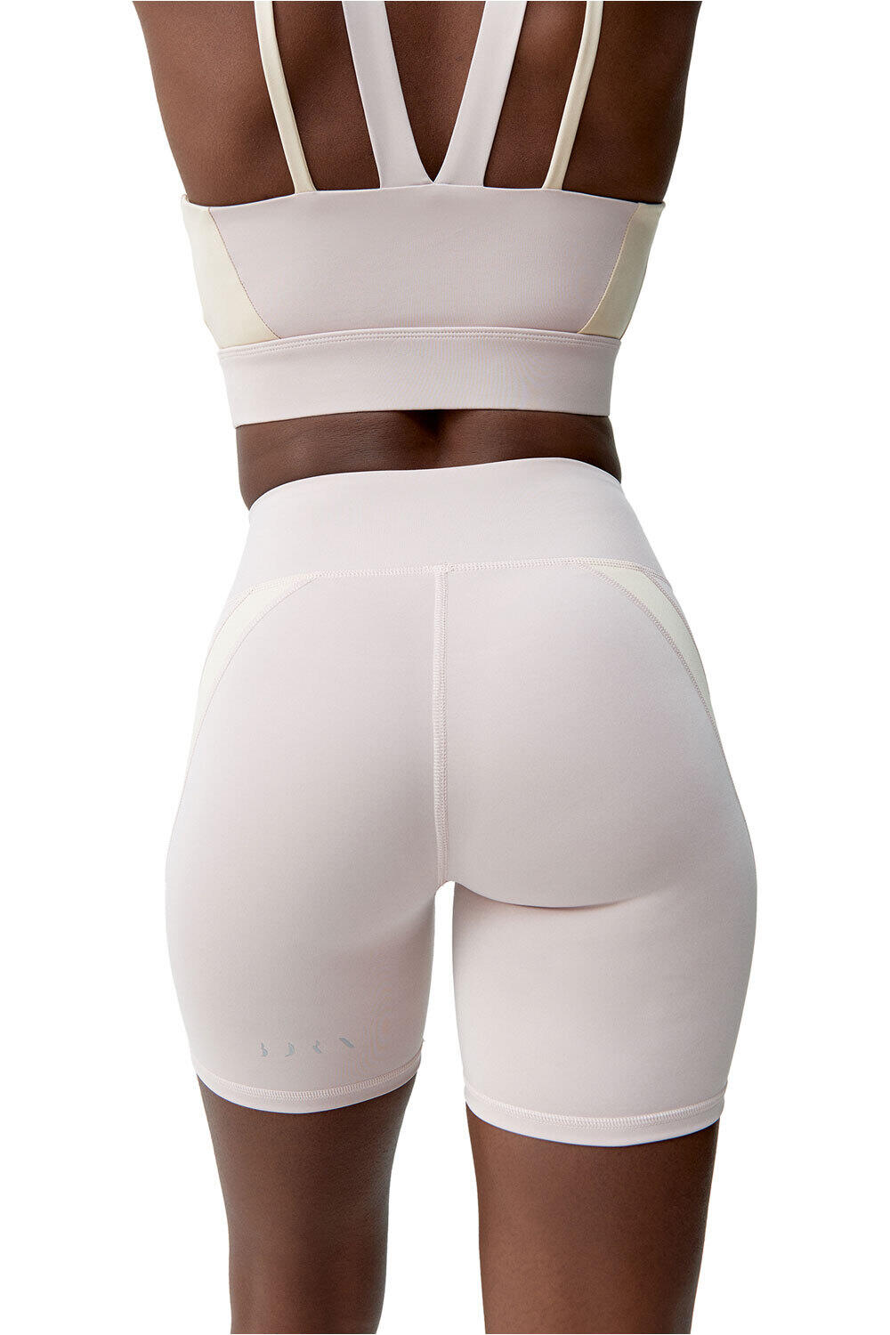 Born Living Yoga pantalones yoga Short Latika vista trasera