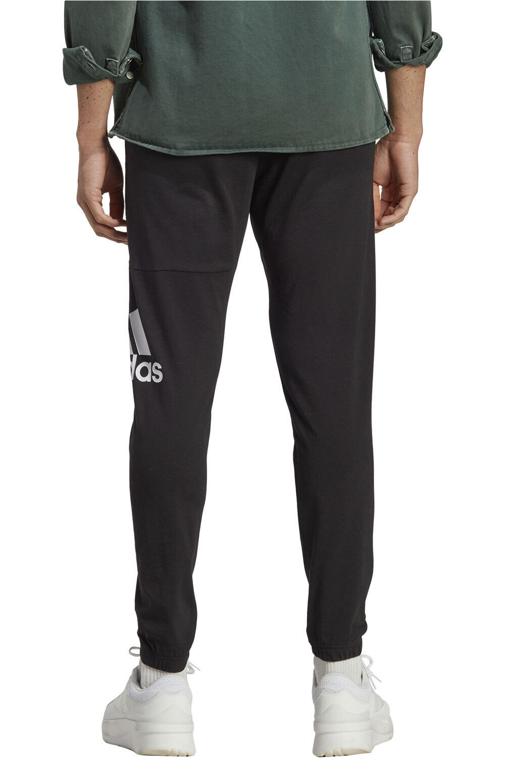 adidas pantalón hombre ESS LGO T P SJ vista trasera