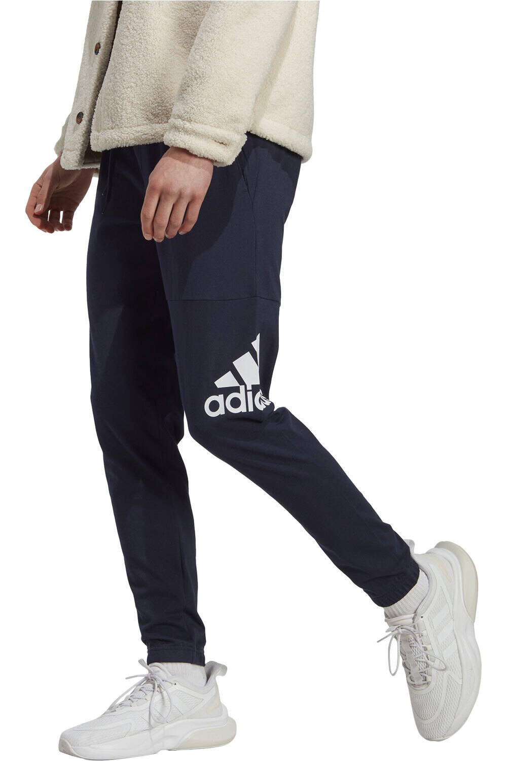 adidas pantalón hombre ESS LGO T P SJ vista frontal