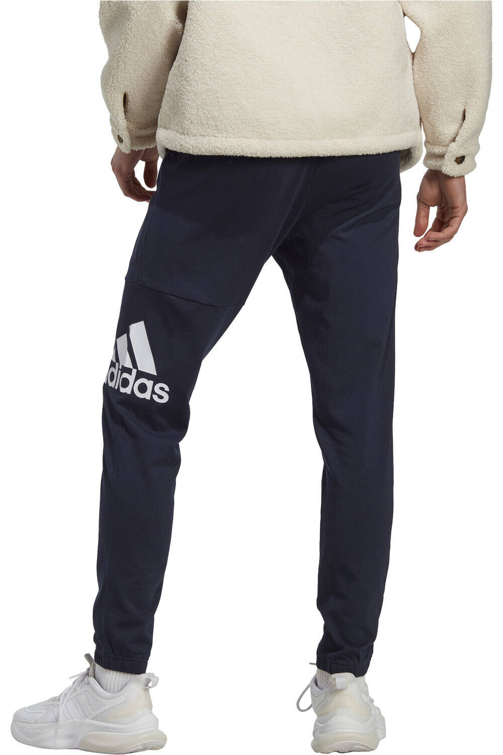 adidas pantalón hombre ESS LGO T P SJ vista trasera